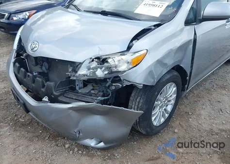 2015 Toyota Sienna Xle 8 Passenger z USA, uszkodzony, nr VIN 5TDYK3DC7FS659864